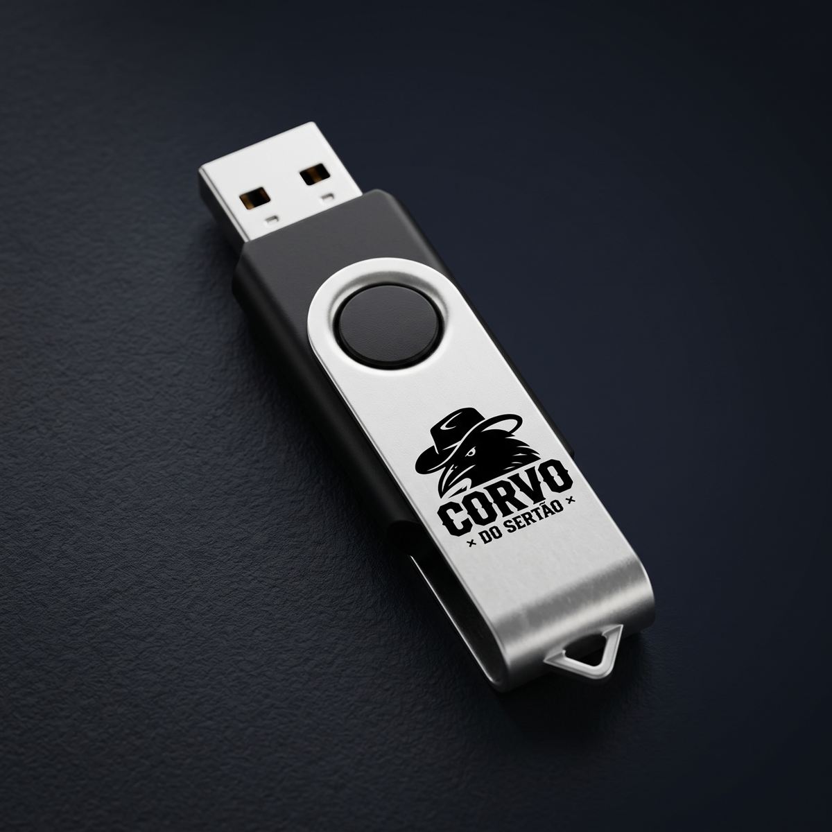 Pendrive giratório preto e prateado com a logo do Corvo do Sertão gravada